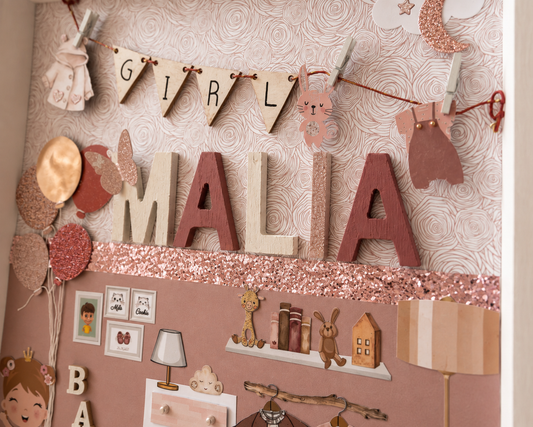 Détail du cadre de naissance personnalisé Malia avec prénom en relief