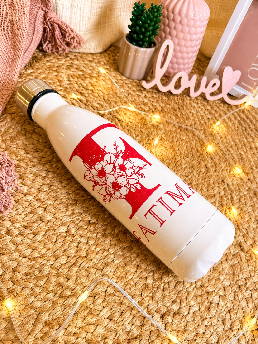 Gourde blanche personnalisée avec prénom – détail de la personnalisation Atelier Clem