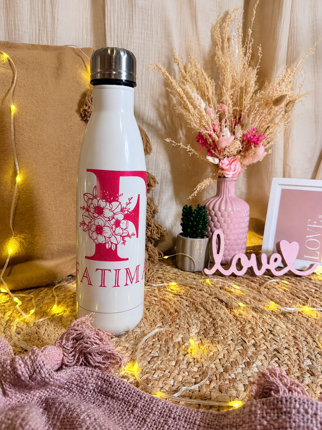 Gourde personnalisée blanche avec prénom et initiale fleurie – Atelier Clem